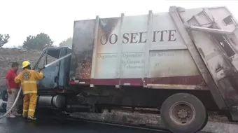 Camión recolector se incendia en la carretera Azumbilla-El Seco, chofer logró bajarse