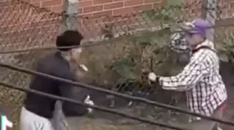 VIDEO. Delincuente termina noqueado al intentar asaltar a un joven