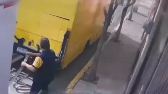 VIDEO. Captan a sujetos vaciando camioneta de paquetería que robaron en el EDOMEX