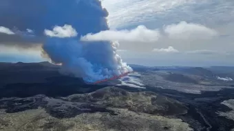 Volcán de Islandia vuelve a entrar en erupción en forma espectacular