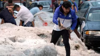 En Puebla remueven 500 toneladas de granizo tras intensa lluvia del domingo