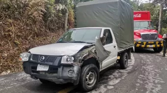 Camioneta se estampó contra auto en carretera de Zihuateutla