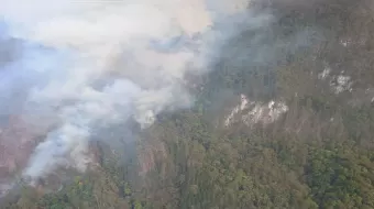 Continúa el voraz incendio en Quimixtlán