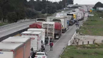 Transportistas Unidos bloquean la autopista a Veracruz y CDMX