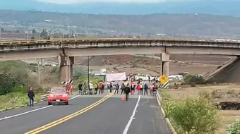 Pobladores cerraron autopista en la Sierra Norte; exigen pago por sus tierras