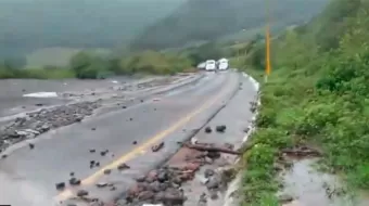 Fuertes lluvias causan deslave de tierra y rocas en la Puebla-Orizaba