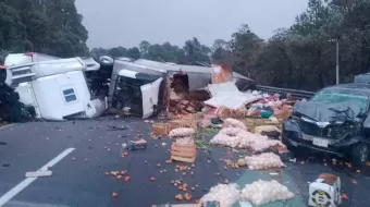 Volcó camión con verduras en la autopista México-Puebla