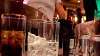 Acaten las nuevas reglas para venta de alcohol, dice gobernador a empresarios