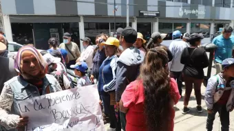 Antorchistas bloquean vialidades de San Manuel para exigir agua y drenaje