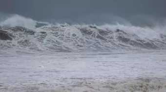 Dron graba el interior del huracán ‘Beryl’: así se ven las olas de casi 7 metros