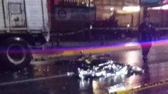 Motociclista pierde el control y se estrella contra tráiler en Xicotepec