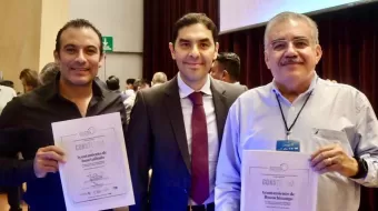 Rogelio López recibe reconocimiento por labor anticorrupción en Huauchinango