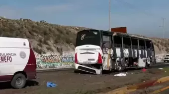 Un poblano muerto y 12 lesionados tras volcar autobús en el Estado de México