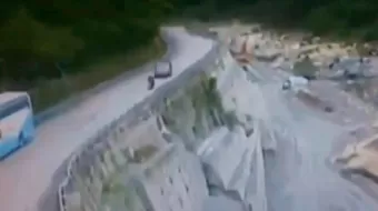 VIDEO. Motociclista cae a un barranco tras choque 