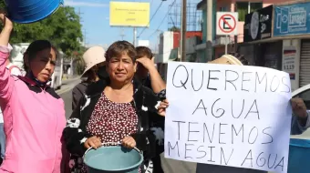 Vecinos de la López Mateos bloquean la Diagonal Defensores, quieren agua