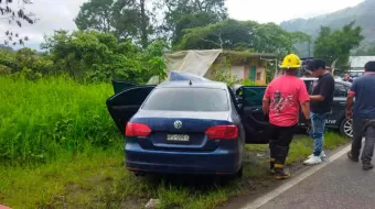 Resultaron heridas dos mujeres al estrellarse en carretera de Huauchinango