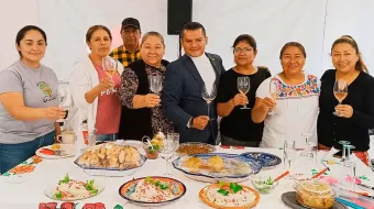 Ante temporada de Chile en Nogada, cocineras tradicionales reciben capacitación