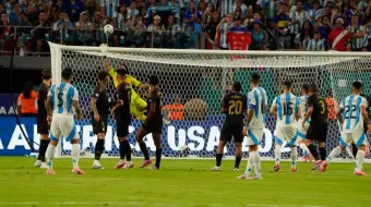 Argentina va de panzazo a semifinales 