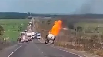 VIDEO. Camión cisterna EXPLOTA en ruta de Brasil y llamas se expanden 