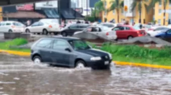 Lluvias y granizo desatan caos vial en Puebla; vuelca autobús en zona de Estadios