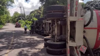 Accidente en carretera estatal 101: conductor ileso tras volcadura en Caranza