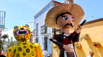 Mojigangas llenaron de color y tradición las calles de Atlixco