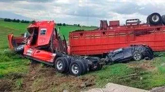 Dos muertos al impactarse camioneta contra un tráiler en El Seco