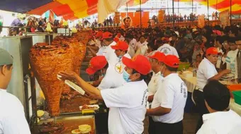 Regalan miles de tacos al pastor en honor a San Nicolás Tolentino