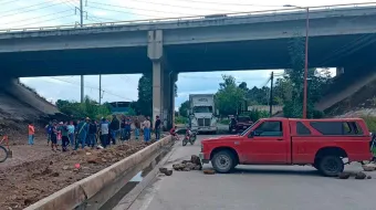 Pobladores de Temaxcalac realizan bloqueo tras sufrir inundaciones de aguas negras 