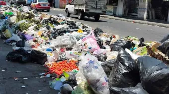 A casi un mes sin el servicio, llegan camiones recolectores de basura a Tehuacán