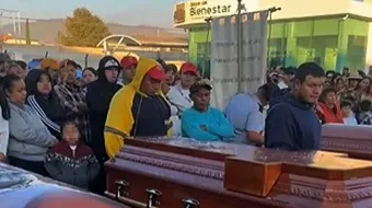 Entre aplausos y lágrimas familiares despiden a los calcinados en auto en Xonacatepec