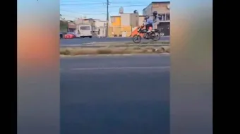 VIDEO. Discusión vial termina con biker accidentado en Ecatepec 