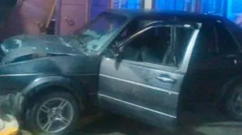 Conductor borracho se impactó contra casa, portón y auto en Xicotepec