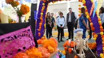 Rectora BUAP recorre ofrendas en honor a seres queridos;  preserva tradiciones