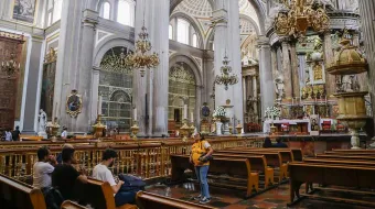 Ante celebración de Todos Santos visita las reliquias de la Catedral de Puebla