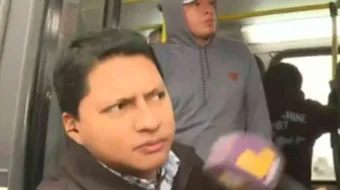 Reportero quedo atrapado arriba de un camión, viralizan el momento