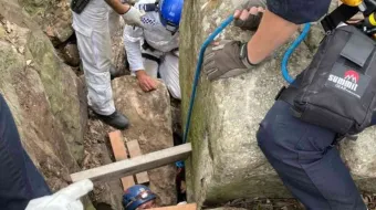 Australiana quiso rescatar su teléfono, se atoró entre las rocas  