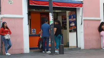 Buscan reubicar a sexoservidoras que se instalan en calles del Centro Histórico