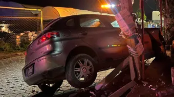 Chocan dos borrachos contra un poste en Atlixco