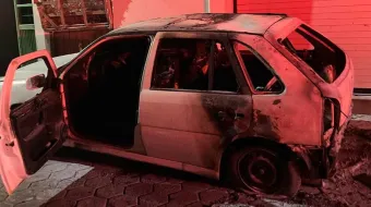 Criminales incendian vehículo en Palmar de Bravo