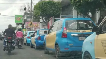 Hampones asaltan a taxista en barrio de Tecamachalco