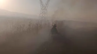 Incendio de pastizales alcanza terrenos de cultivo en el cerro de Totolqueme