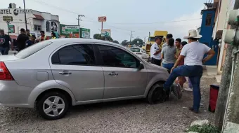 Pierde el control de su auto y termina en el camellón