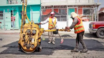 Se realizan trabajos de bacheo en Sanctorum, Cuautlancingo 