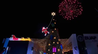 Lilia Cedillo encendió el Árbol de Navidad de la BUAP