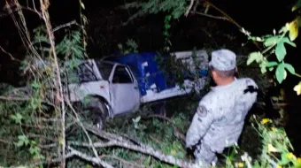 Un muerto y 10 lesionados al caer camioneta a un barranco en Teotitlán