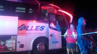 Un muerto al chocar un autobús y camioneta en Quecholac