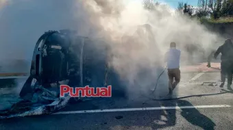 Tráiler se vuelca e incendia en la México-Puebla; hay dos heridos graves