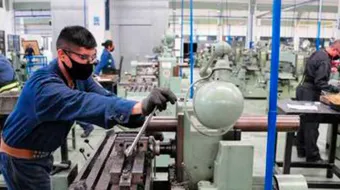 Sector manufacturero enfrenta ajustes en empleo y horas trabajadas: Inegi