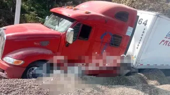 Tráiler presenta falla mecánica en la autopista México-Tuxpan y evita una tragedia